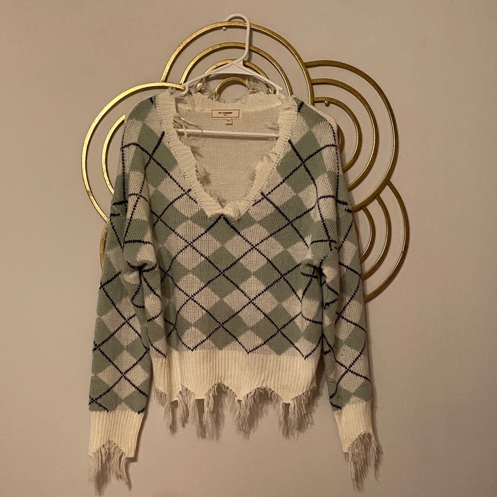 Chic Frayed V-Neck Argyle Sweater